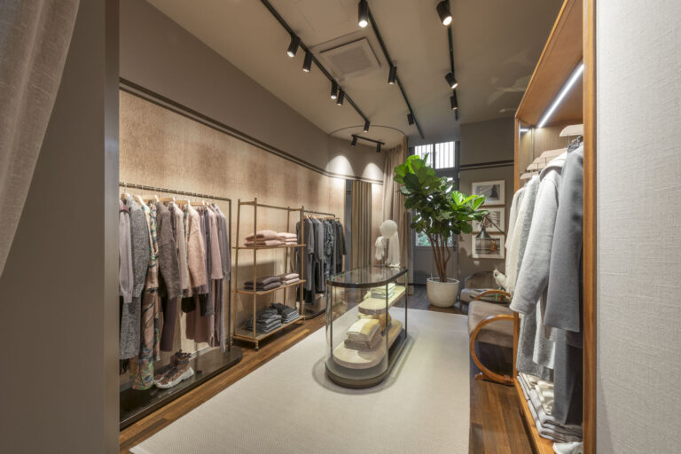 mawa design Agnona Store Berlin mit 80 x Stromschienenstrahler se-11
Foto: Stefan Wolf Lucks