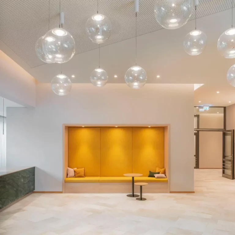 krankenhaus-waldkliniken-eisenberg-foyer-sitzplatz-bank-nische-einbauleuchte-wittenb