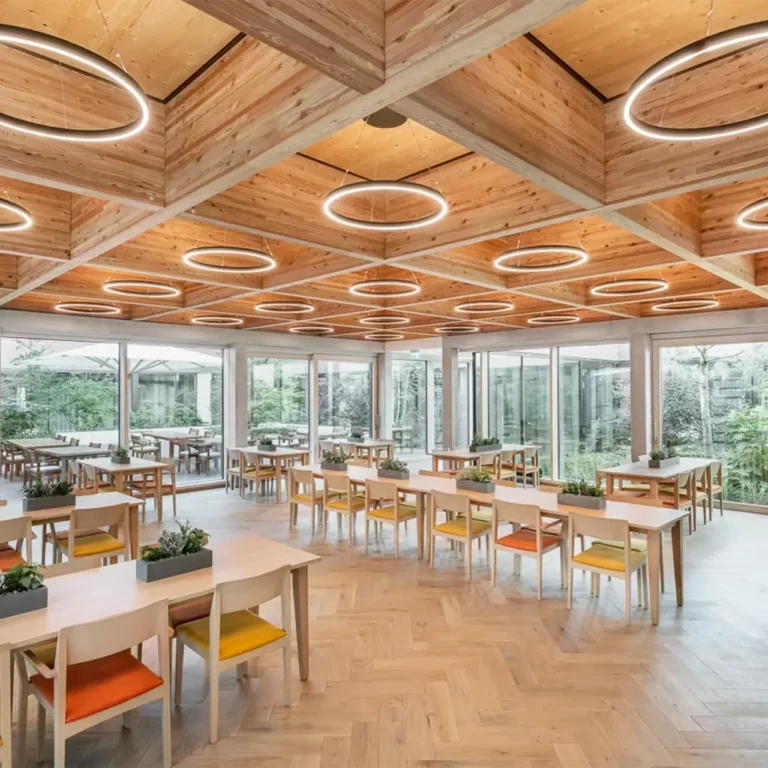 krankenhaus-waldkliniken-eisenberg-led-pendelleuchte-kronleuchter-up-and-downlight-dunk